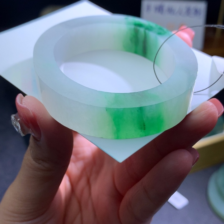 定制翡翠未镶嵌翡翠手镯