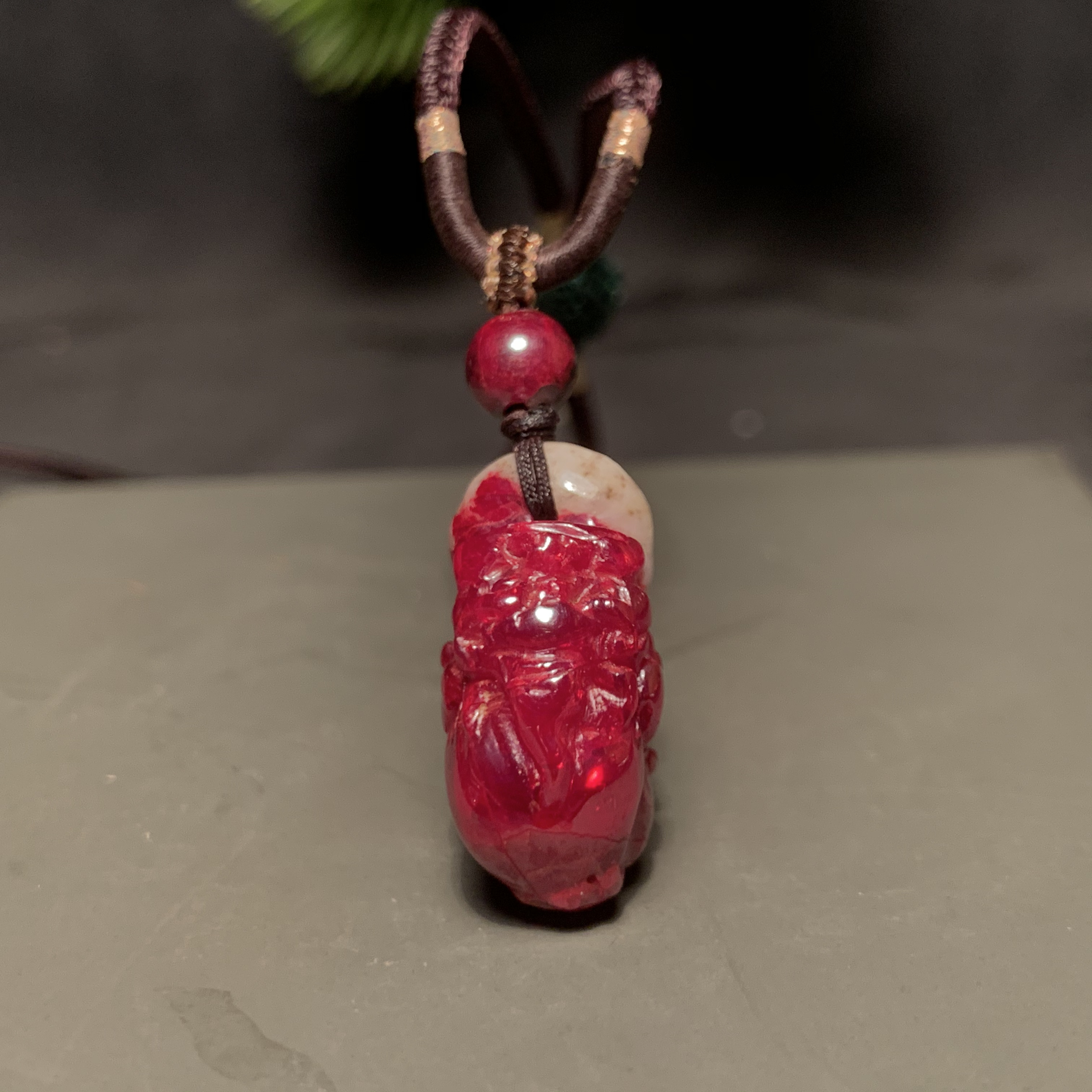 天然辰砂晶体原石精雕貔貅挂件女款