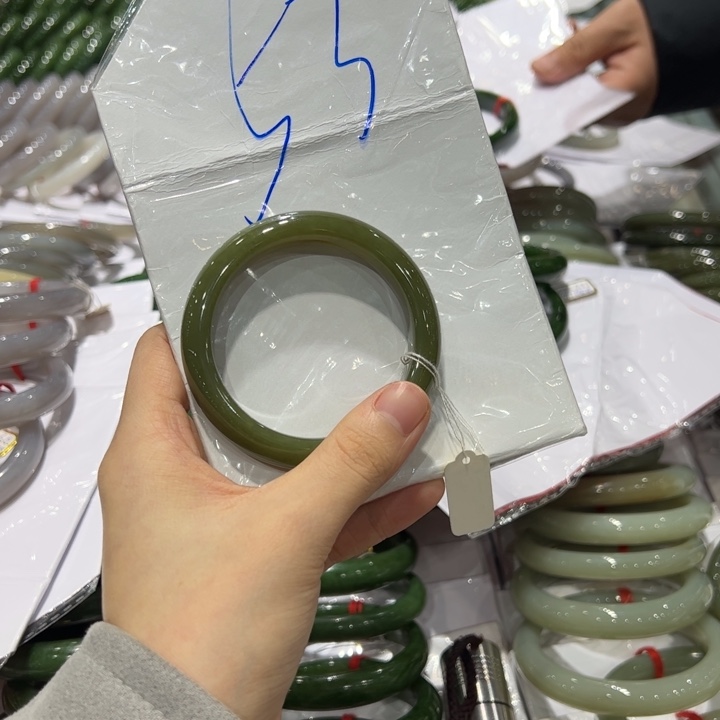 晶***和田玉未镶嵌手镯