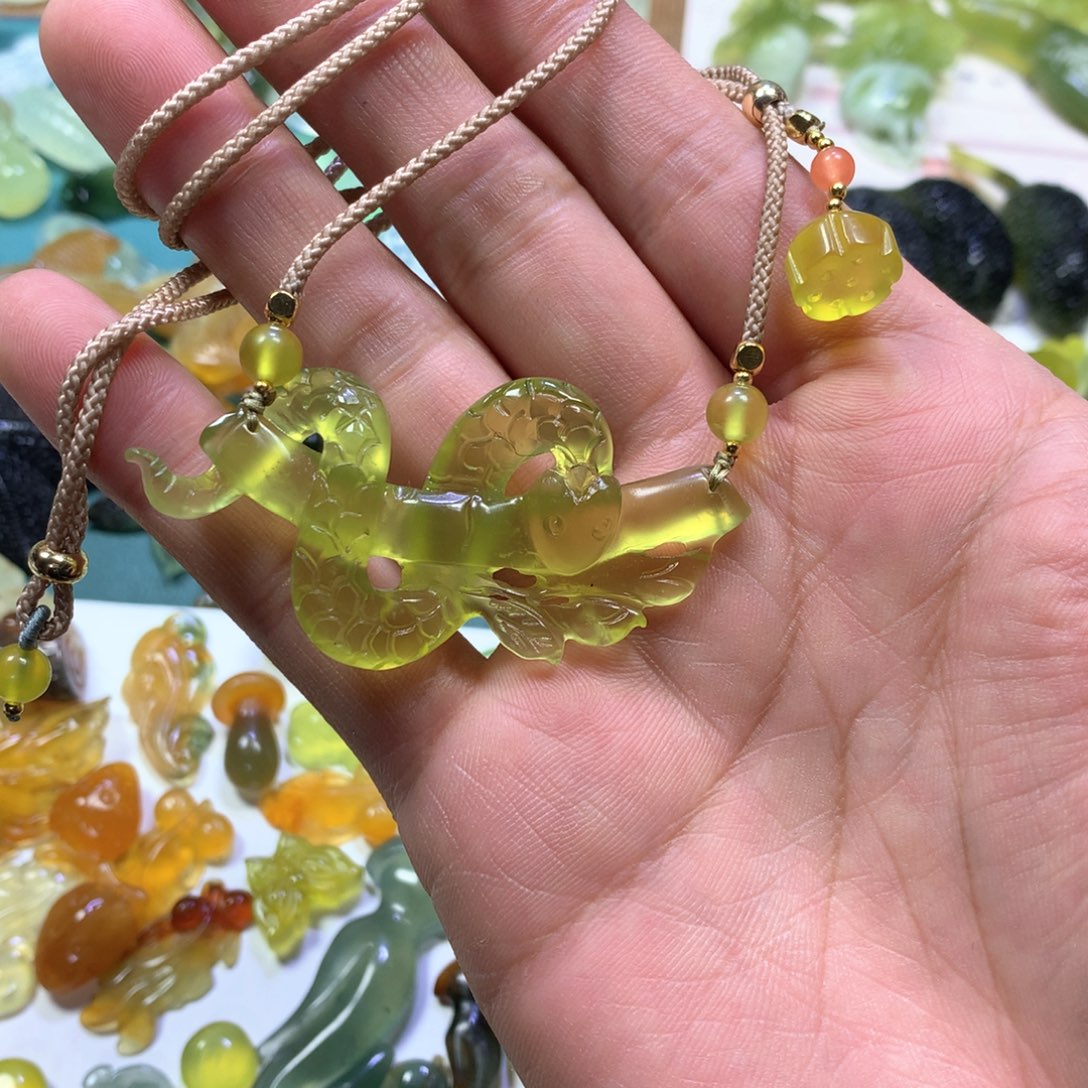 蛇纹石玉颈饰未镶嵌蛇