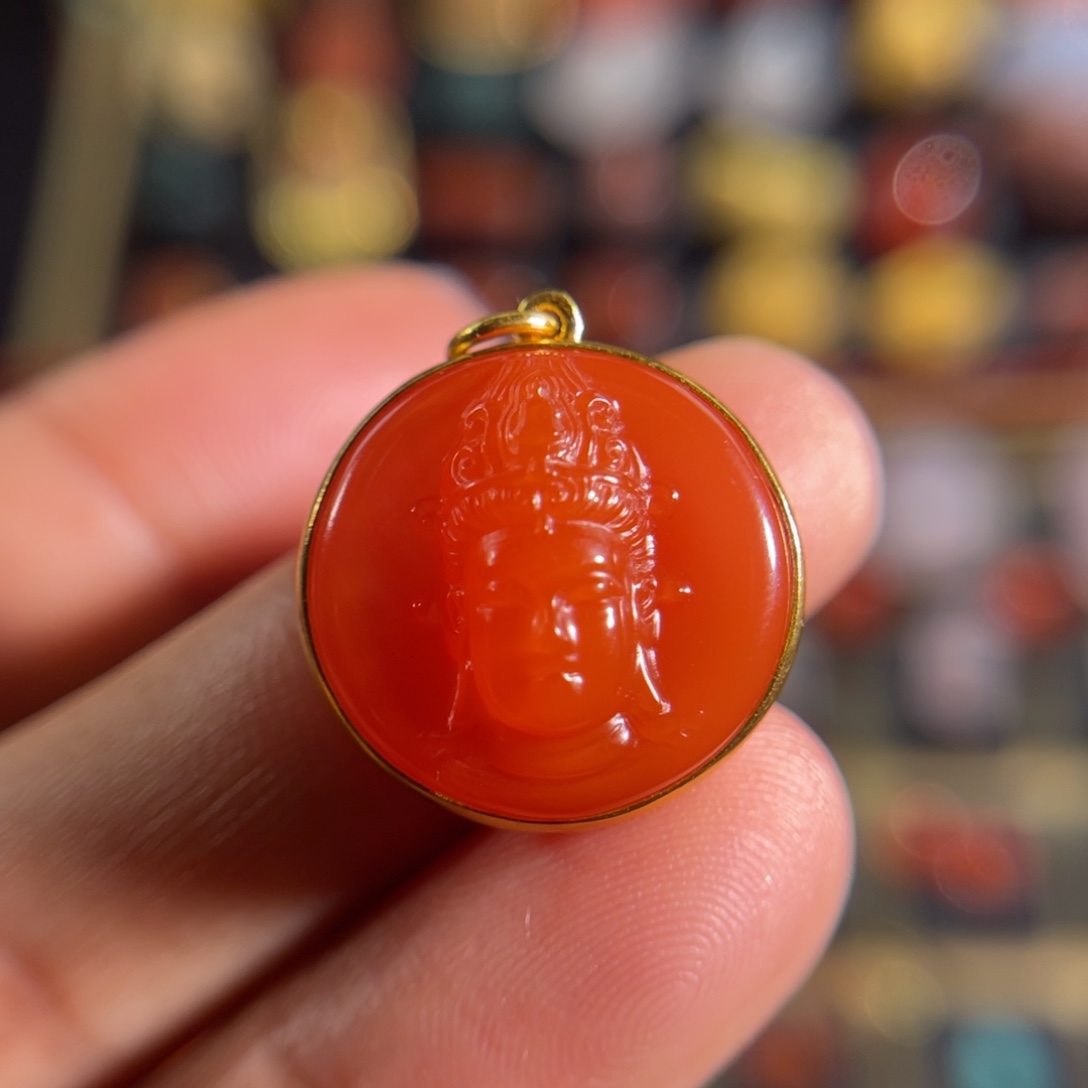 南红玛瑙滴水洞观音18K金镶嵌