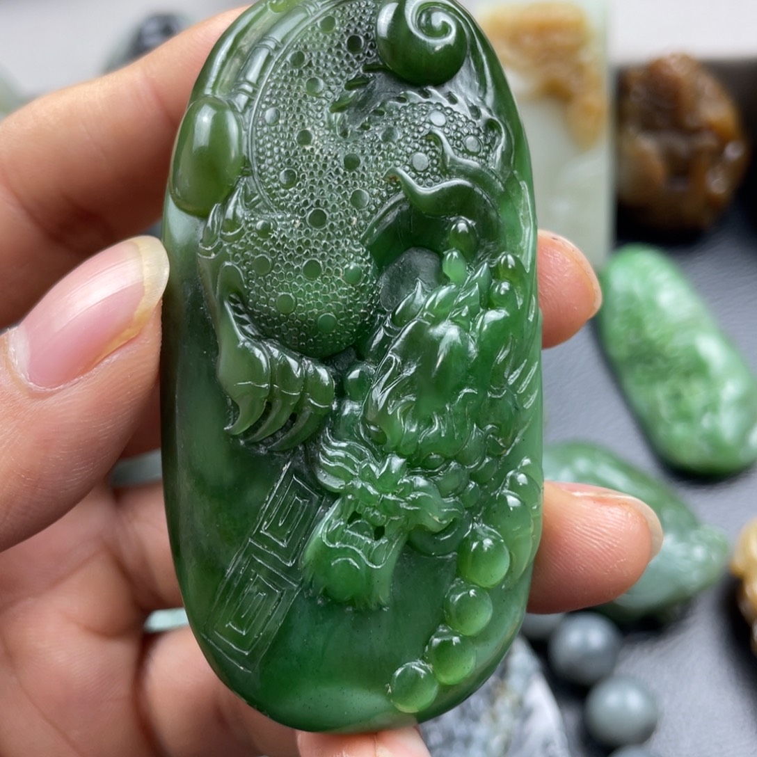 龙***下和田玉未镶嵌挂件