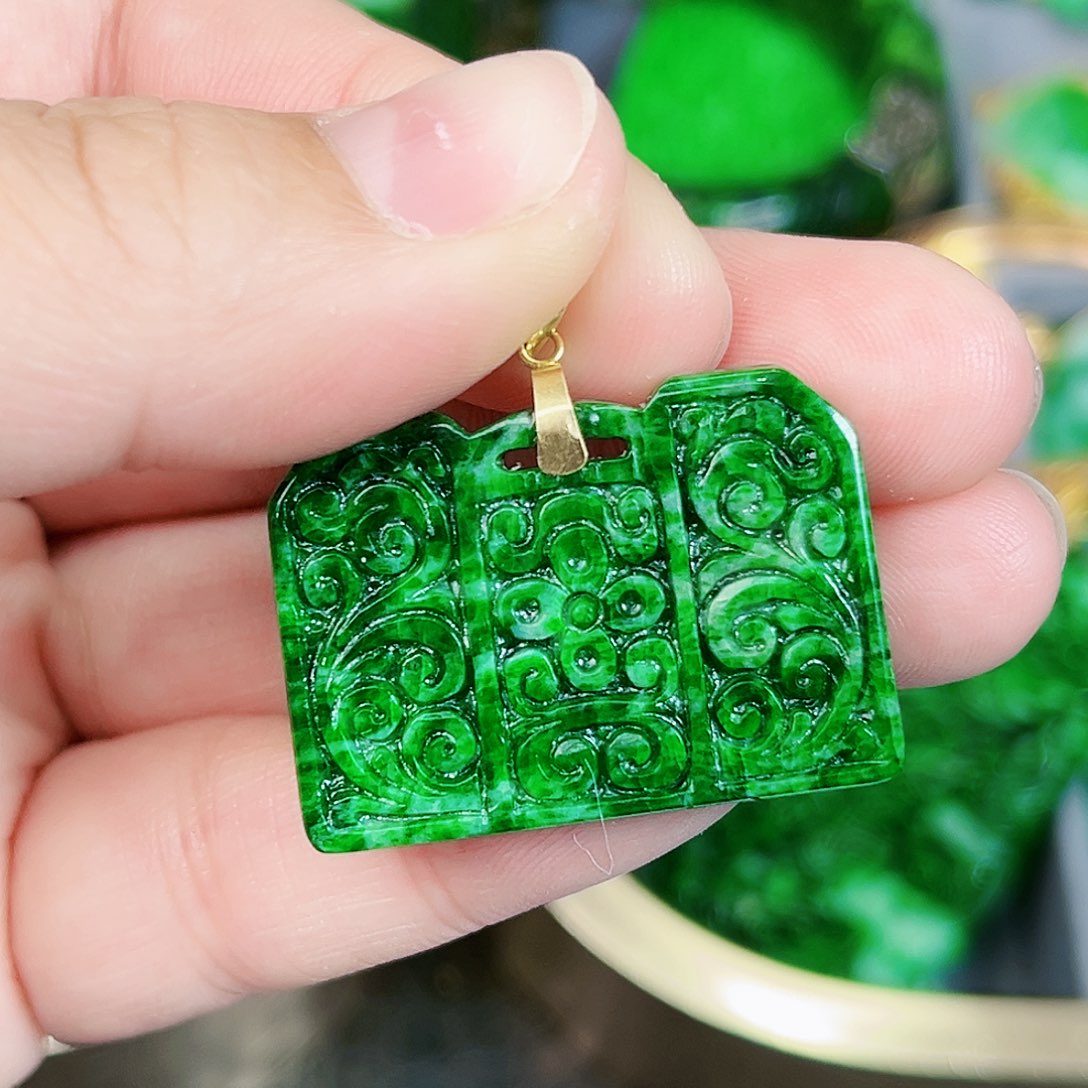 翡翠颈饰18K金镶嵌吊坠