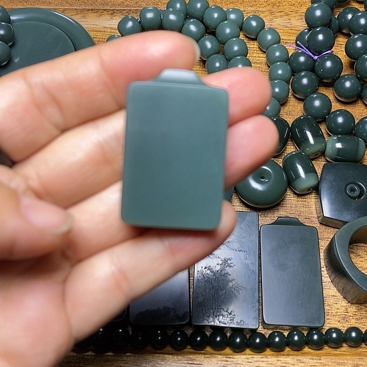 和田玉（青玉）未镶嵌颈饰和田玉青海格尔木瓦蓝毕业牌子