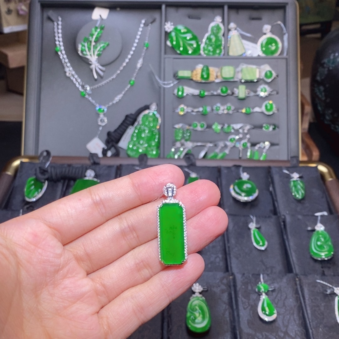 翡翠9K金镶嵌吊坠(不含链)方牌吊坠