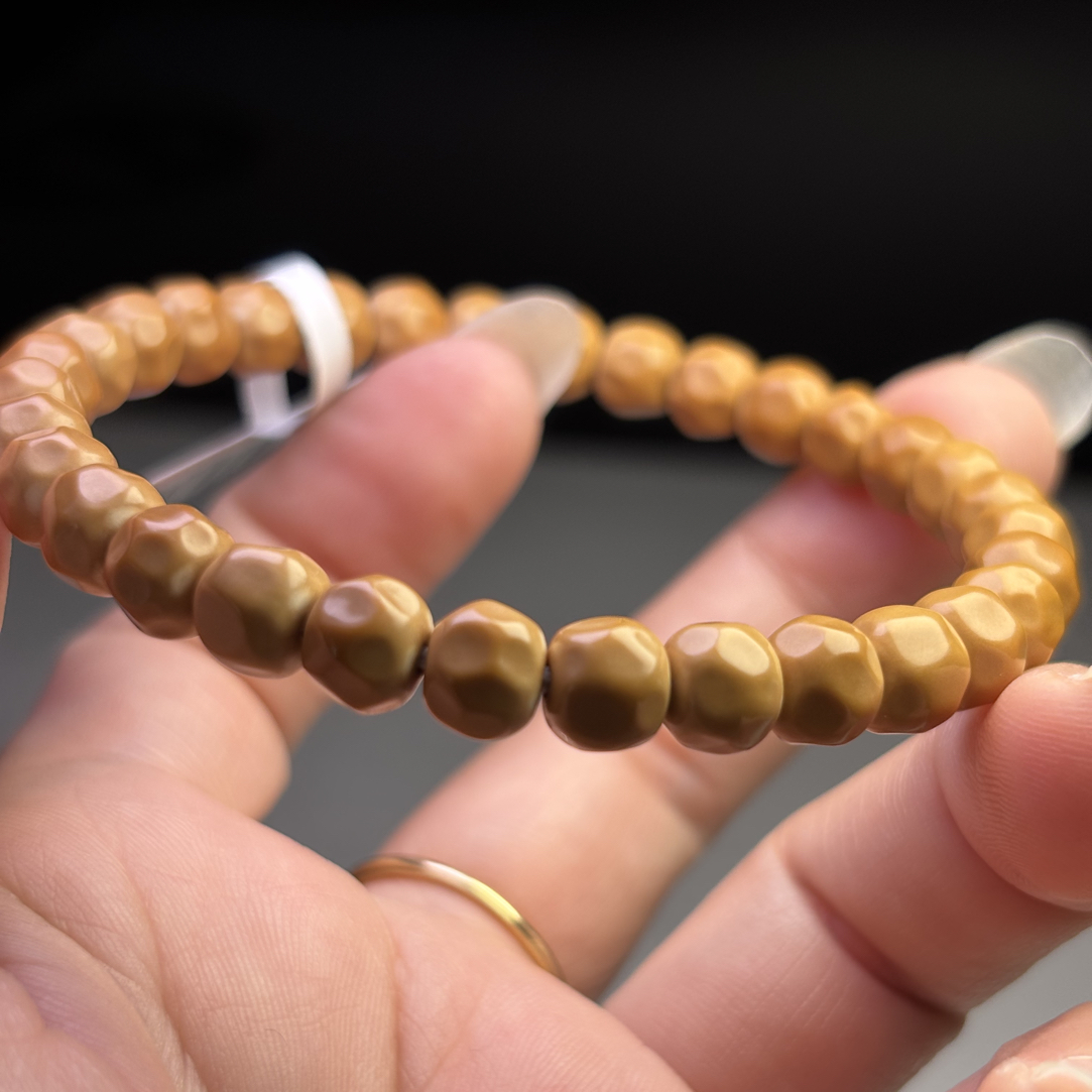 0.73橄榄核核尖无相奶酪陨石坑单圈手串