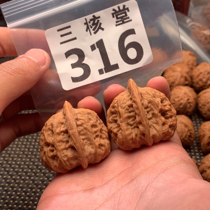 文玩核桃把件赤龙鸡心