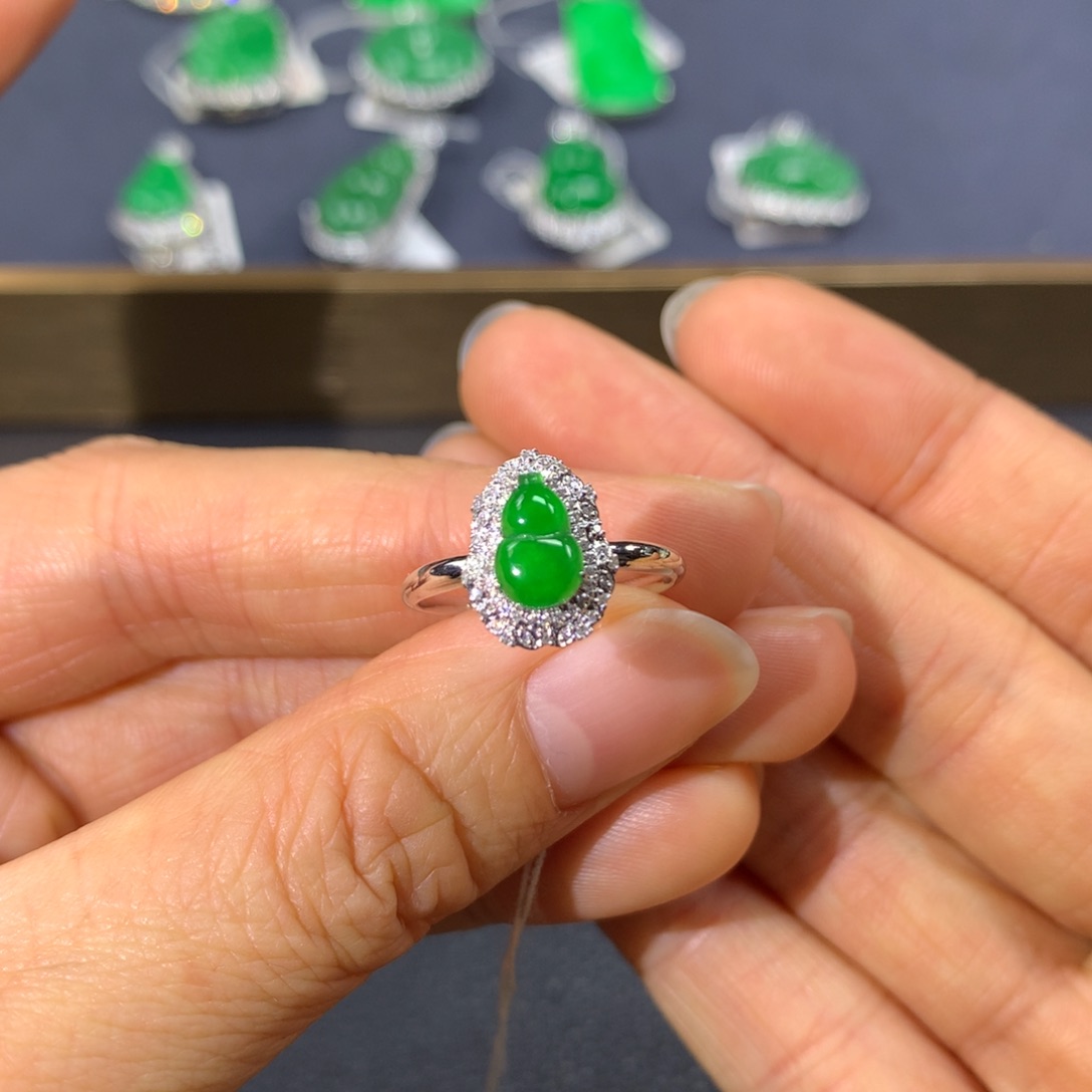 翡翠戒指18K金镶嵌翡翠