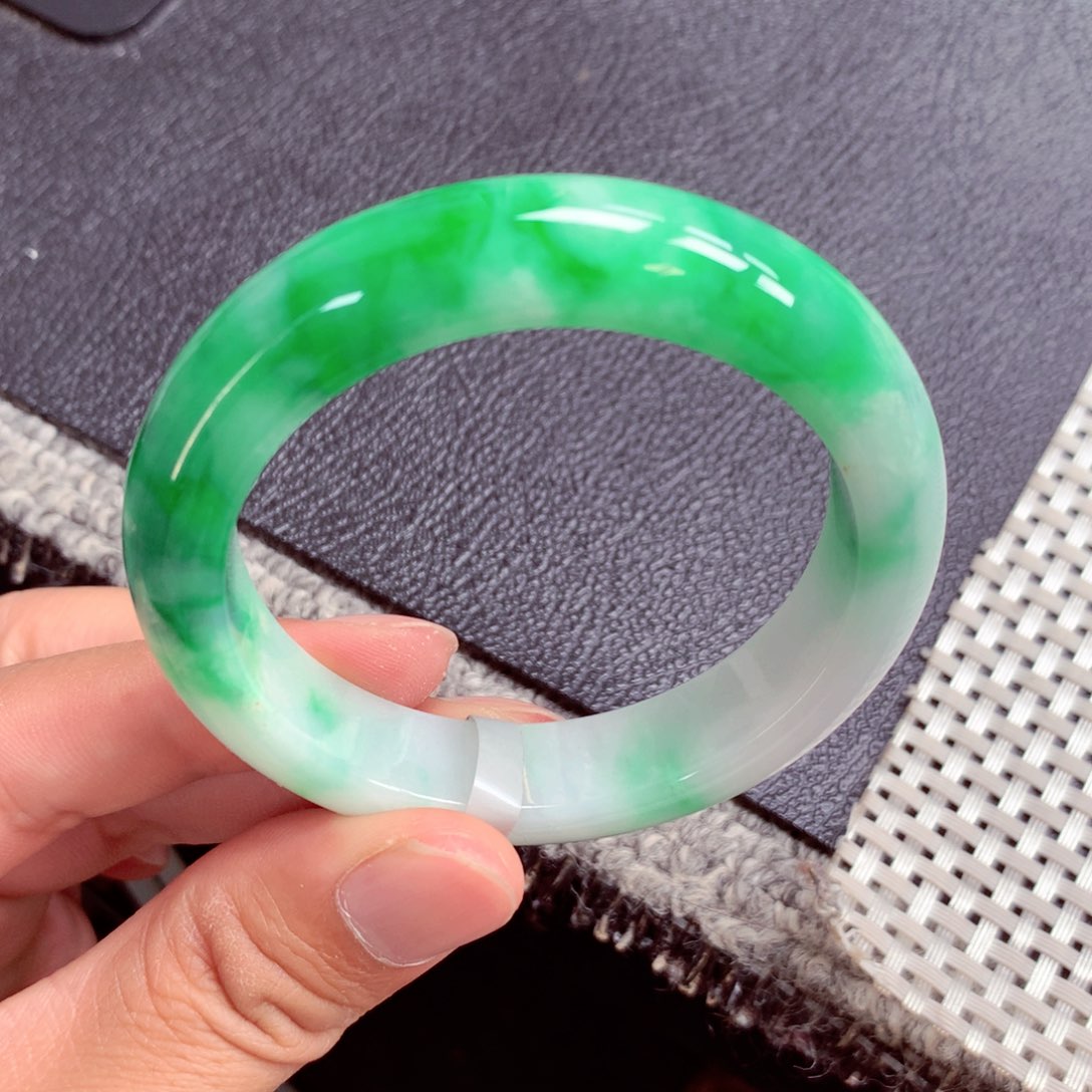 翡翠手镯未镶嵌缅甸