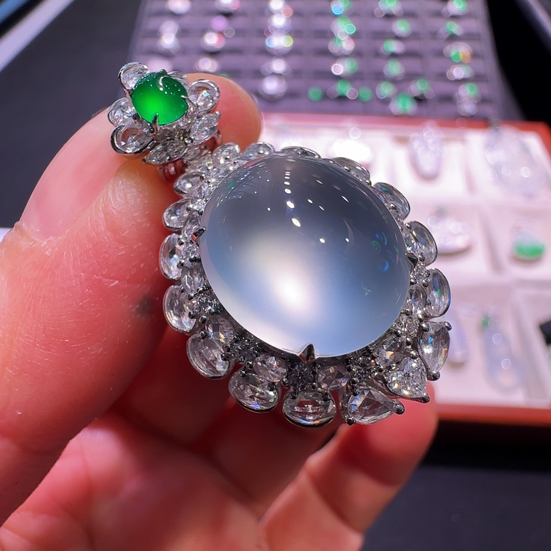 翡翠18K金镶嵌颈饰