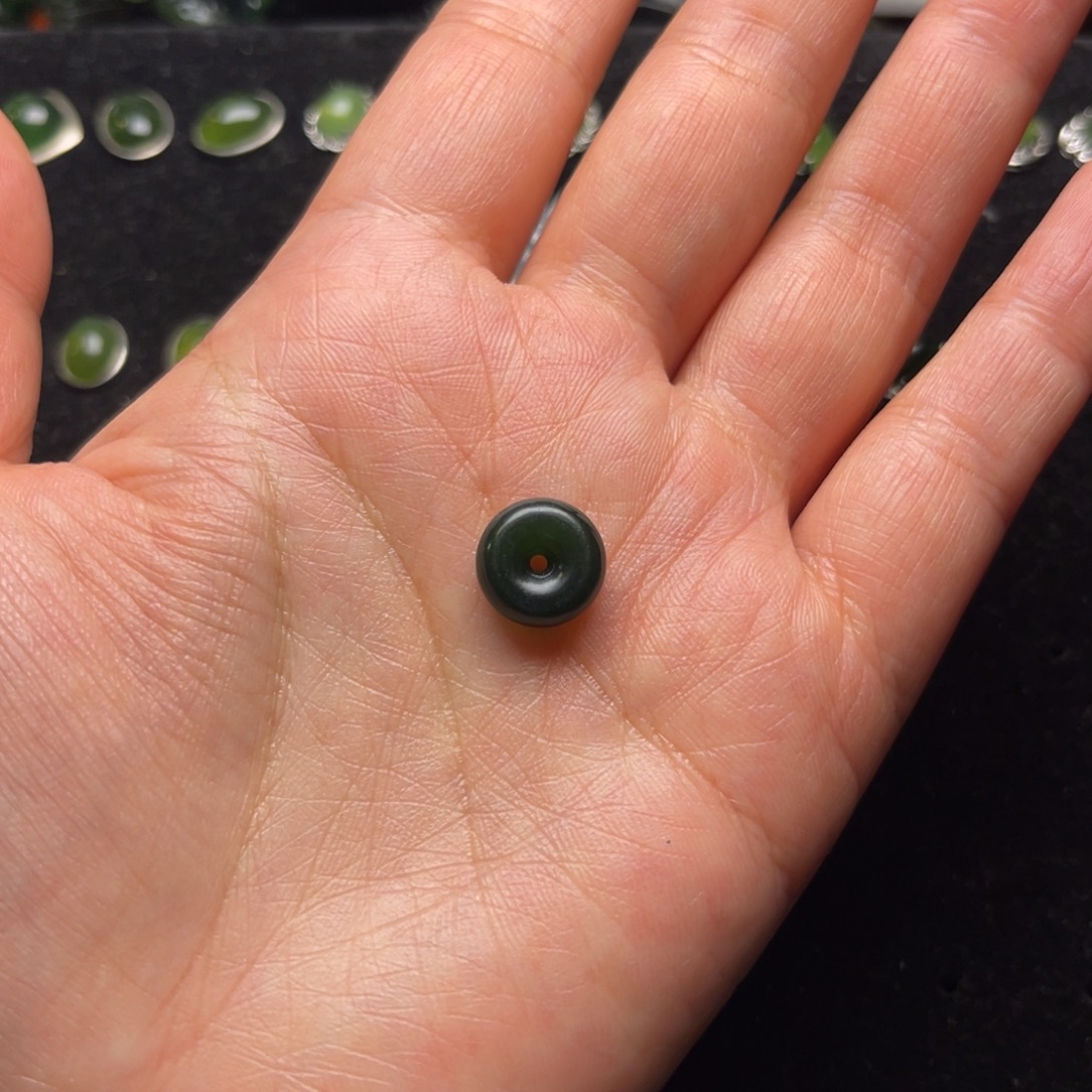 苗***苗蛇纹石玉未镶嵌颈饰