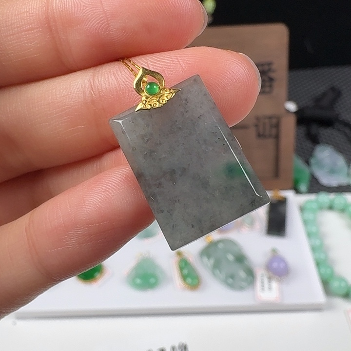 翡翠18K金镶嵌颈饰