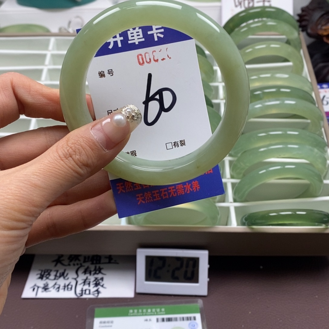 蛇纹石玉手镯未镶嵌