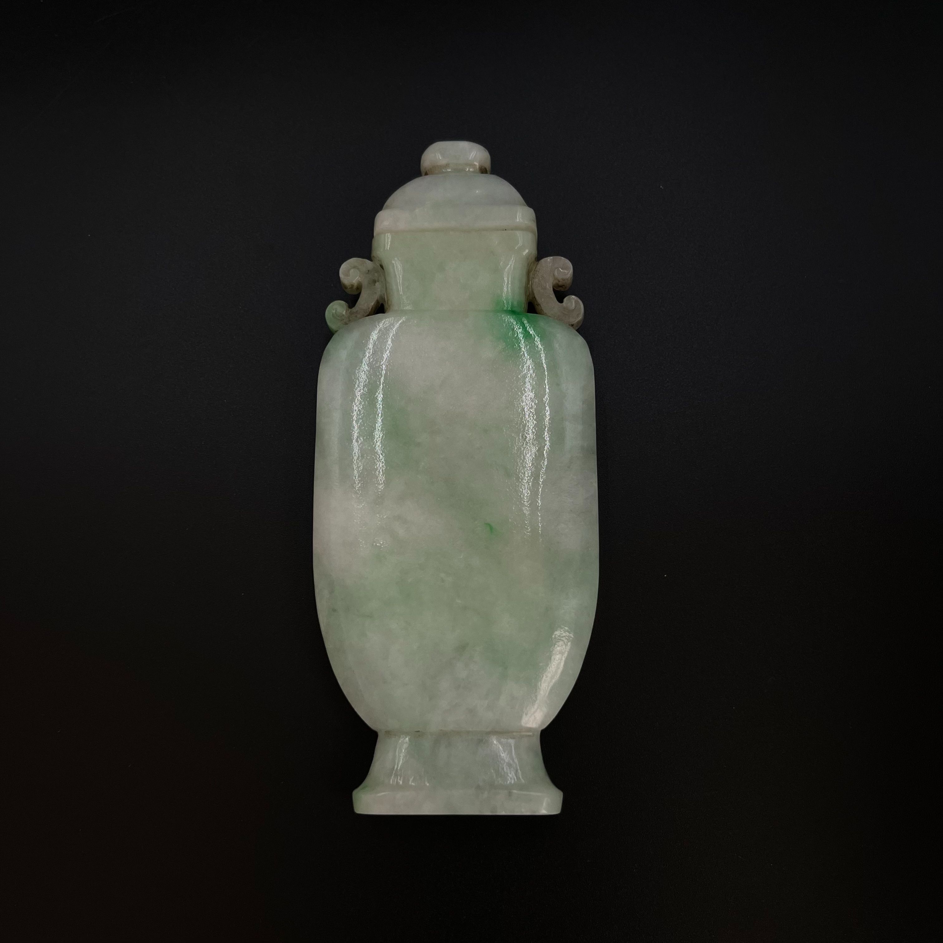 4CC18  清 翡翠如意扁方瓶