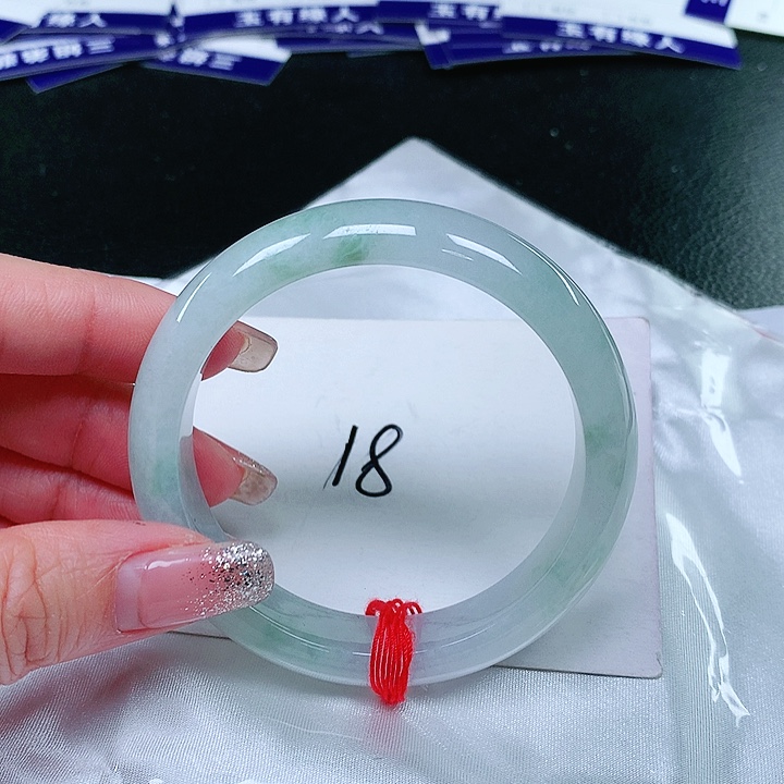 翡翠手镯未镶嵌翡翠手镯未镶嵌