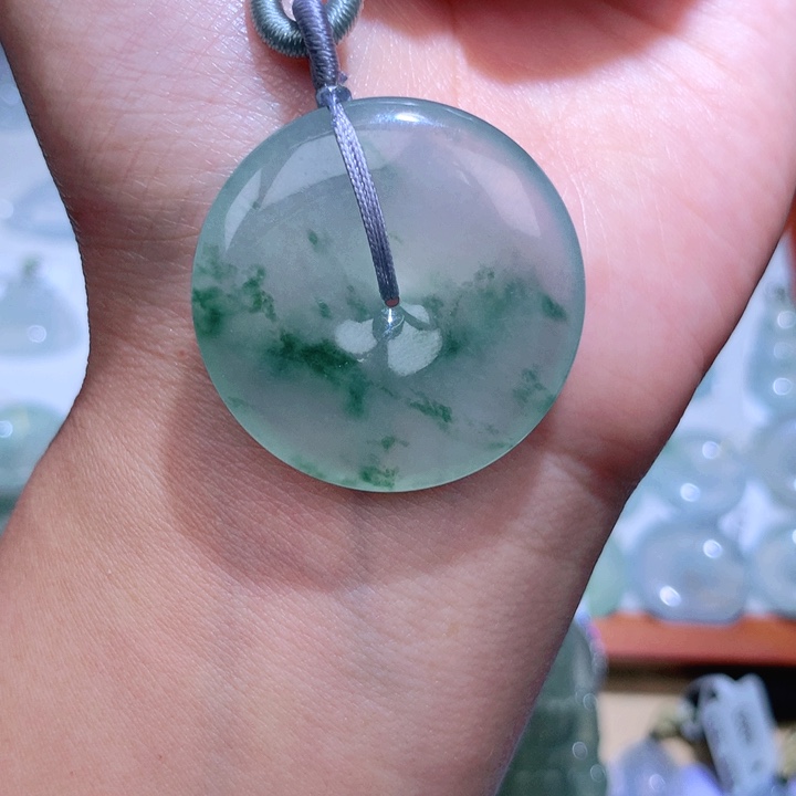 翡翠颈饰未镶嵌平安扣