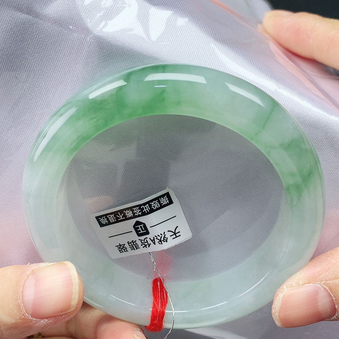 翡翠手镯未镶嵌56圈