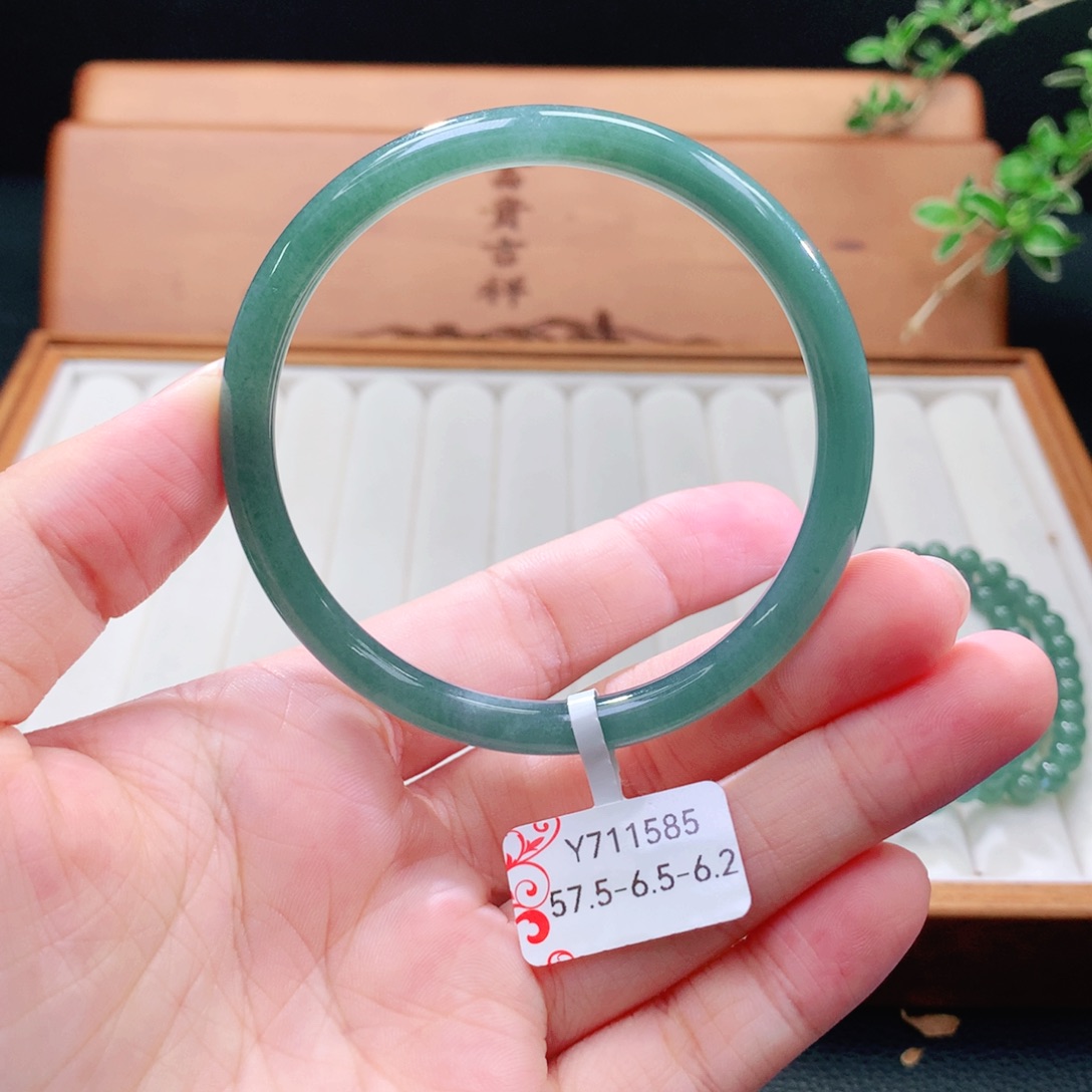 翡翠手镯（圆镯）未镶嵌