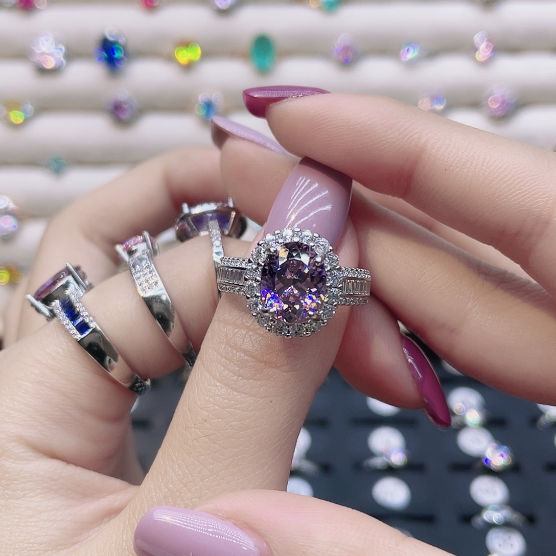 莫桑石非金属圈14。 3克拉浅紫椭圆