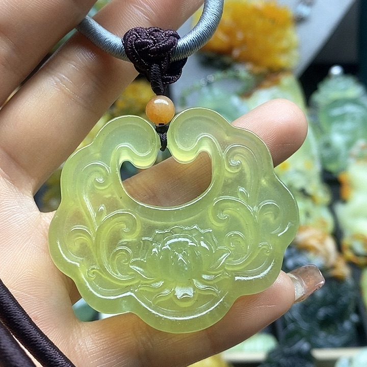 蛇纹石玉挂件未镶嵌