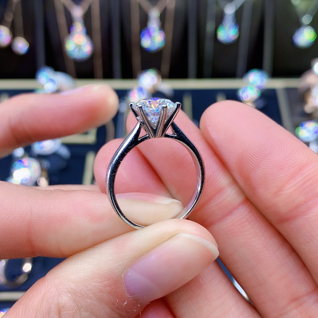 合成碳硅石（莫桑石）戒指/指环18K金镶嵌