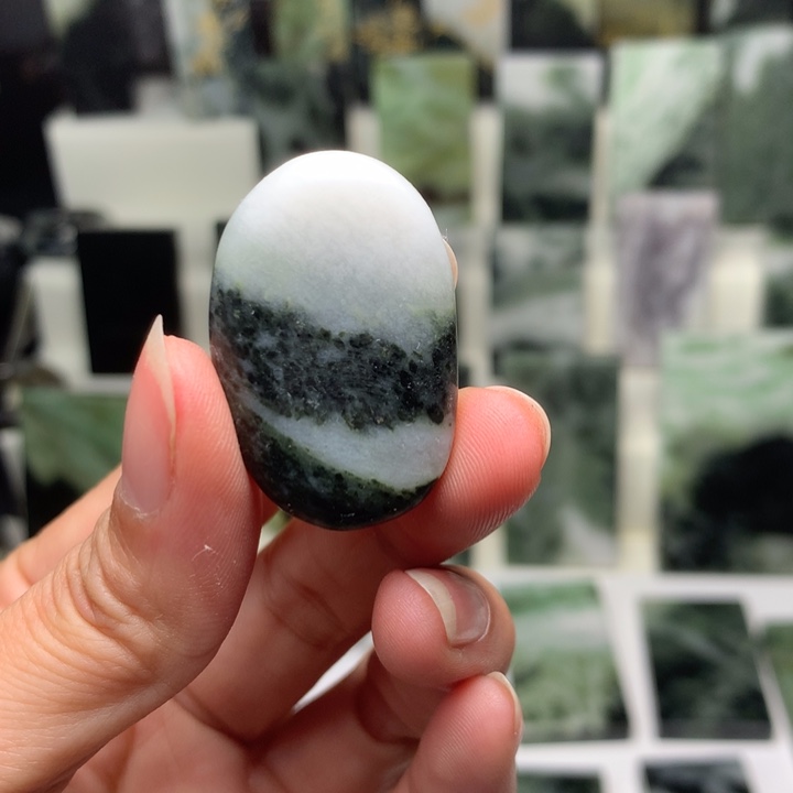 独山玉颈饰未镶嵌