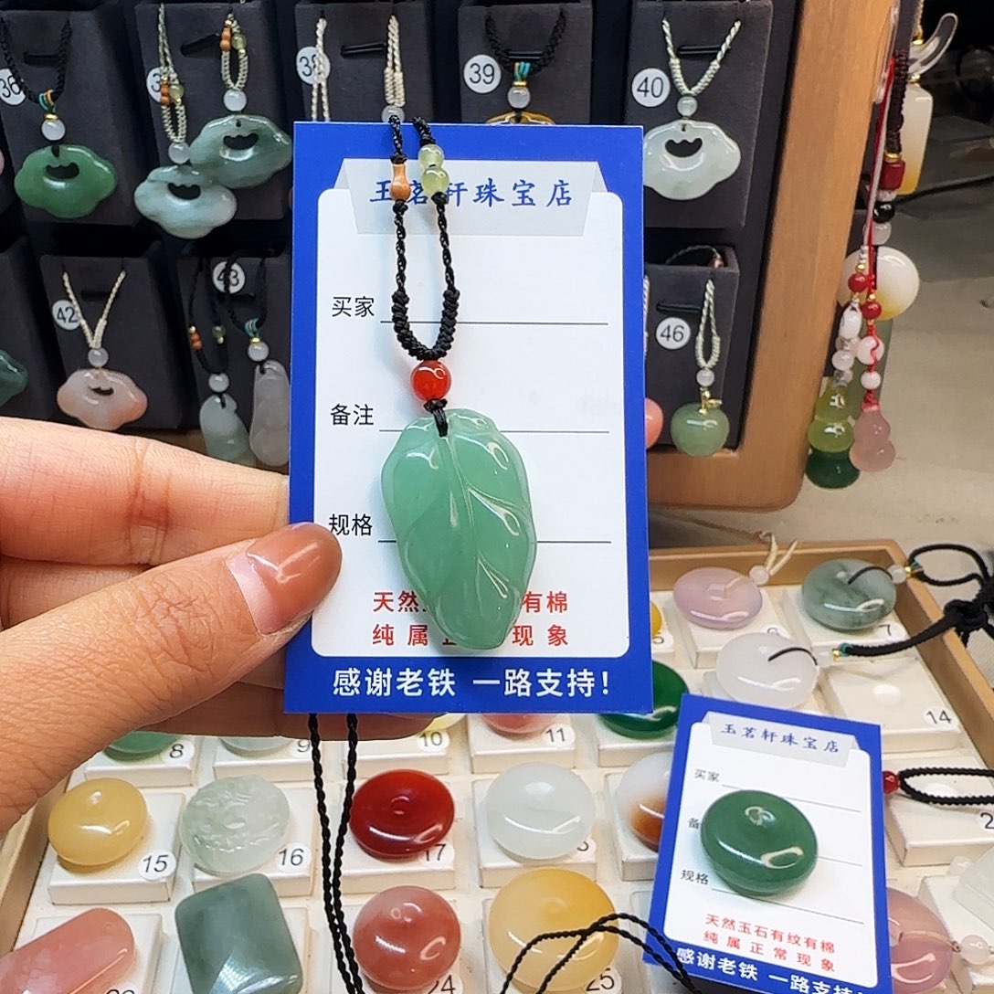 石英质玉未镶嵌颈饰