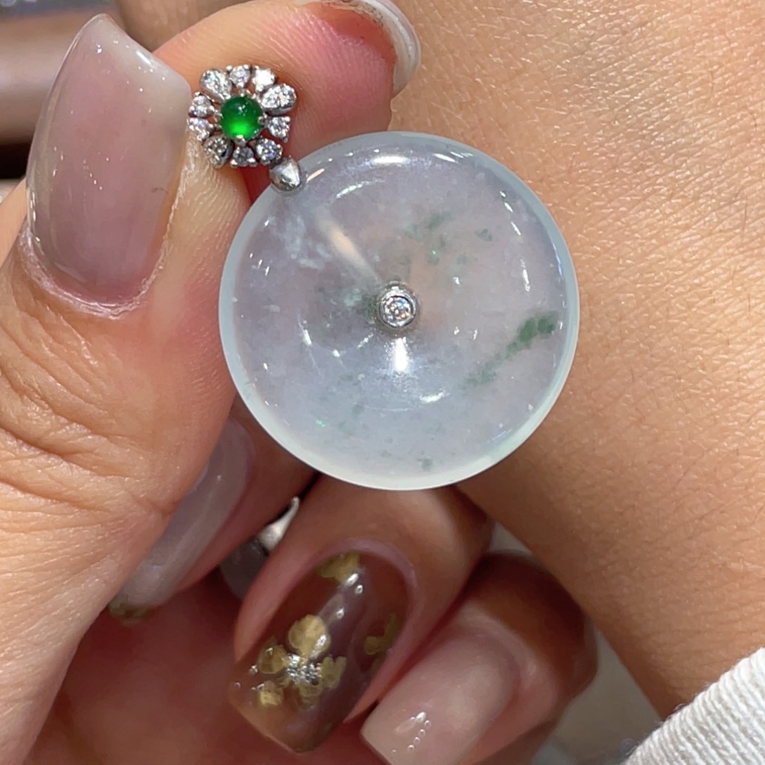 颈饰18K金镶嵌翡翠云***?吊坠