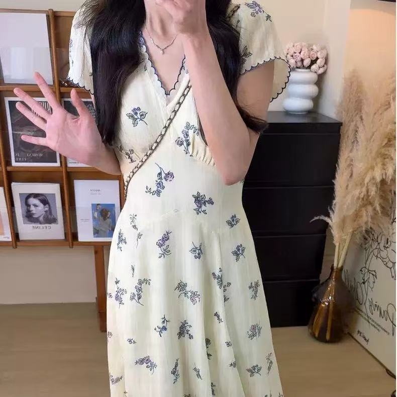 2025夏季新款法式茶歇碎花连衣裙女显瘦百搭遮肉束腰气质名媛