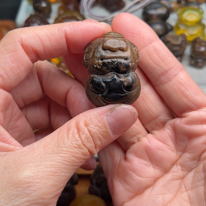 琥珀未镶嵌颈饰狗