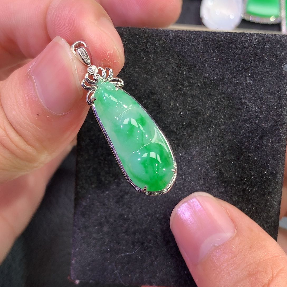 翡翠吊坠(赠链)18K金镶嵌