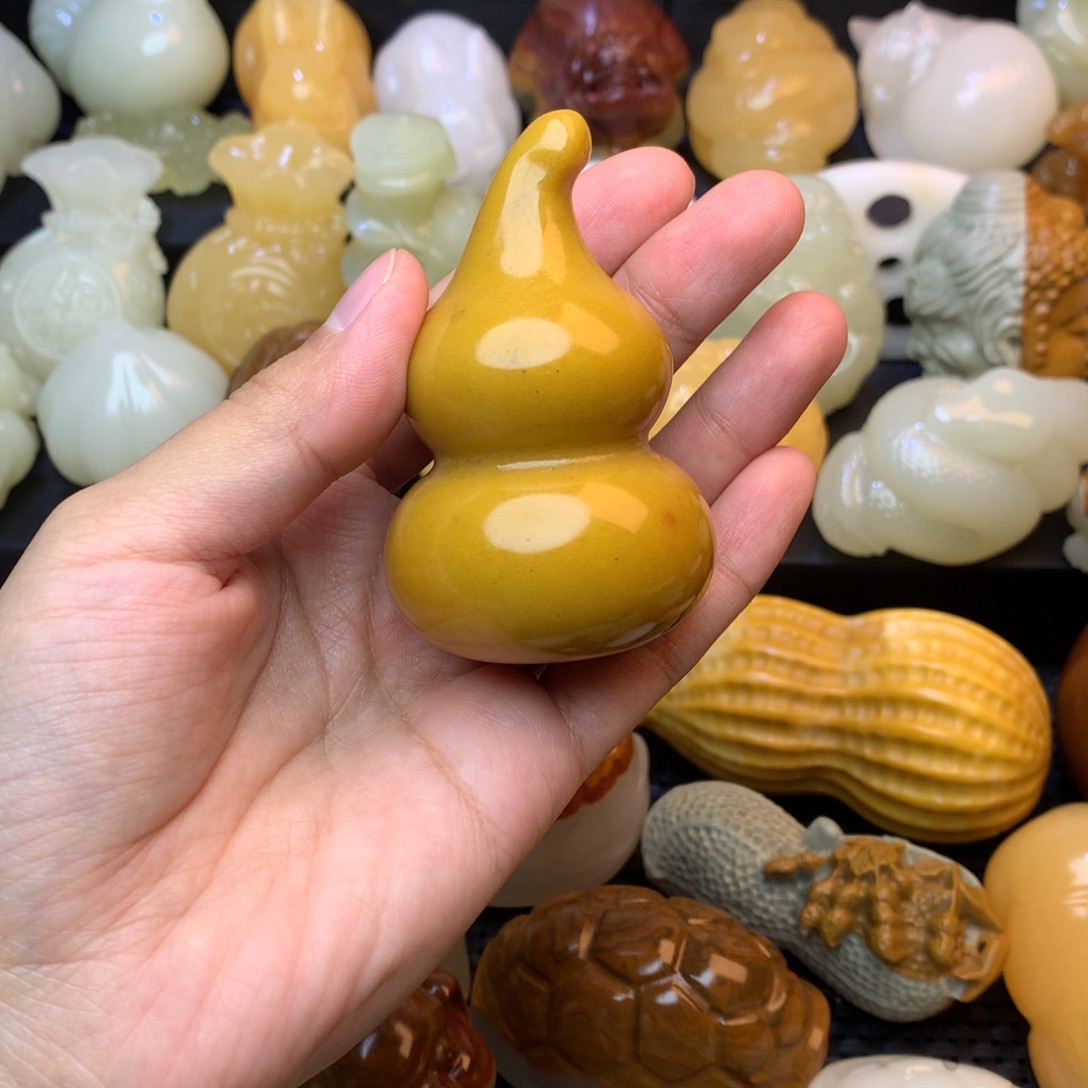 用***3五彩石手把件黄色葫芦