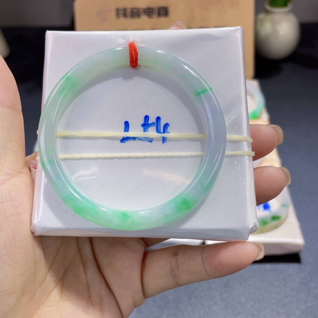 翡翠手镯未镶嵌翡翠手镯