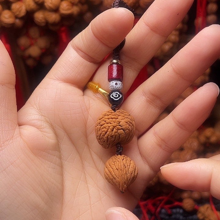 木质类龙纹桃枭挂件