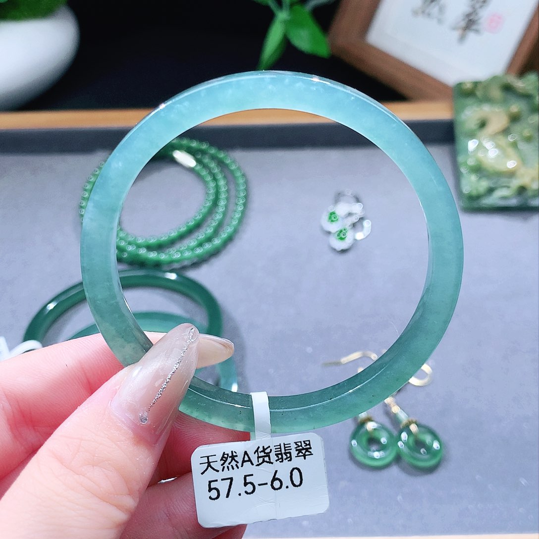 翡翠手镯（圆镯）未镶嵌
