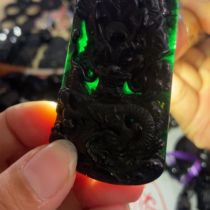 翡翠未镶嵌颈饰墨翠龙