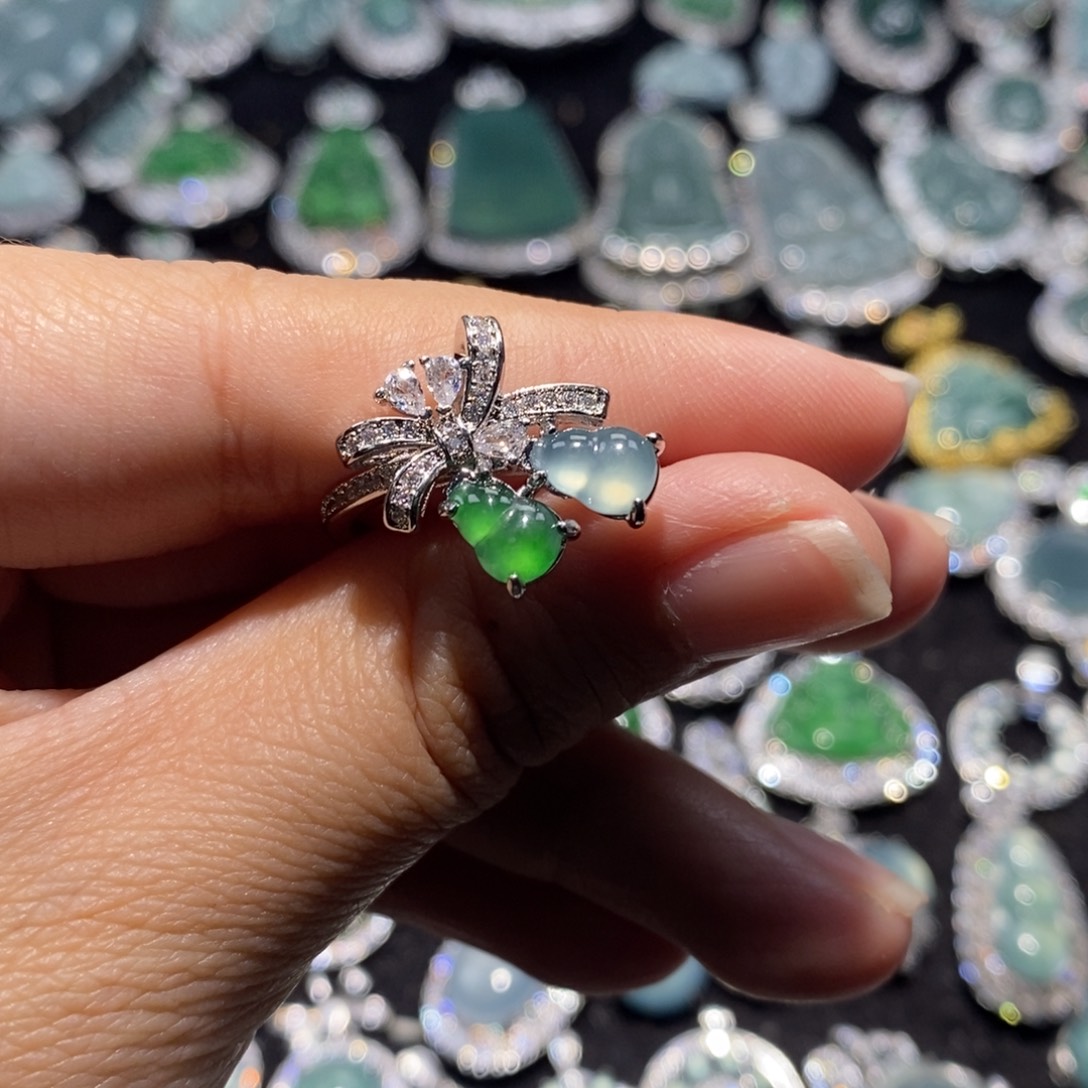 桃***记翡翠未镶嵌颈饰翡翠