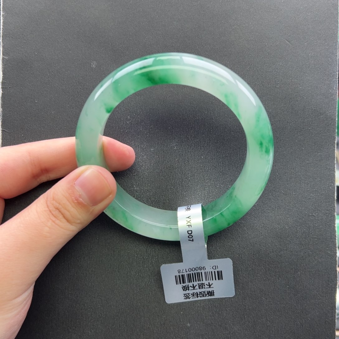 广***为石英质玉未镶嵌手镯+58.8 会会