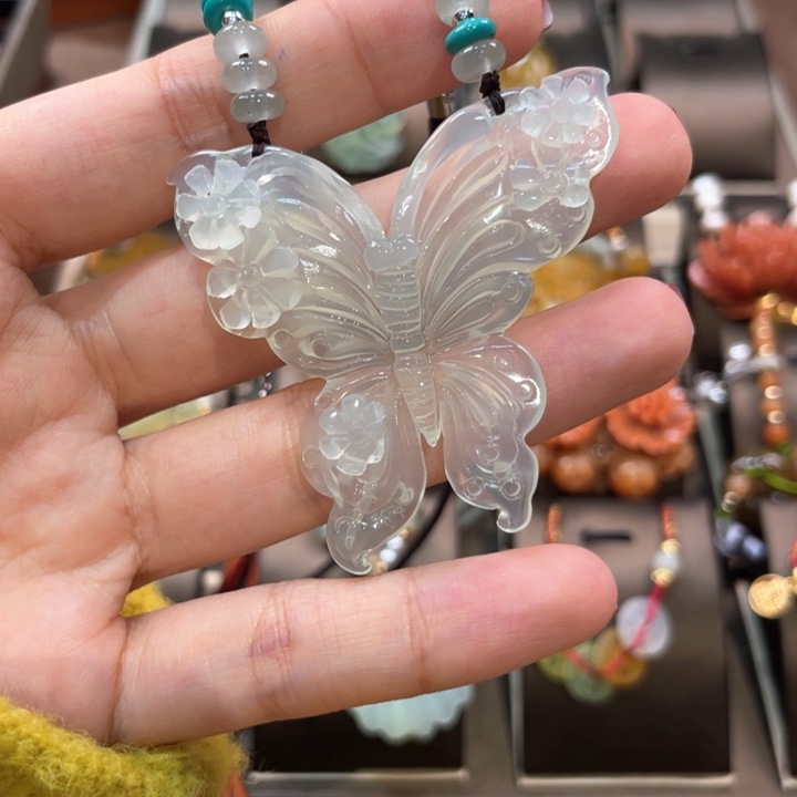 蛇纹石玉颈饰未镶嵌?**赋