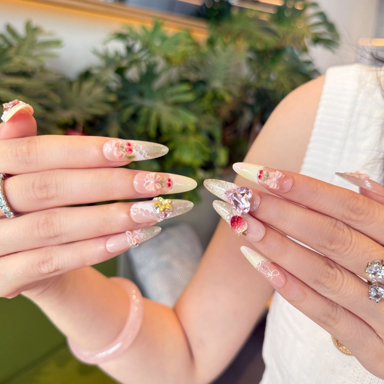 草莓华华 长杏仁 | 全施华洛钻草莓雕花夏日可爱高级感穿戴式美甲