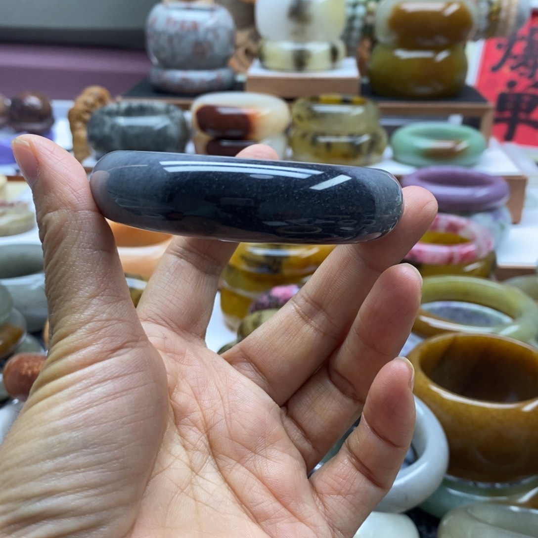 巴***巴石英岩玉手镯未镶嵌