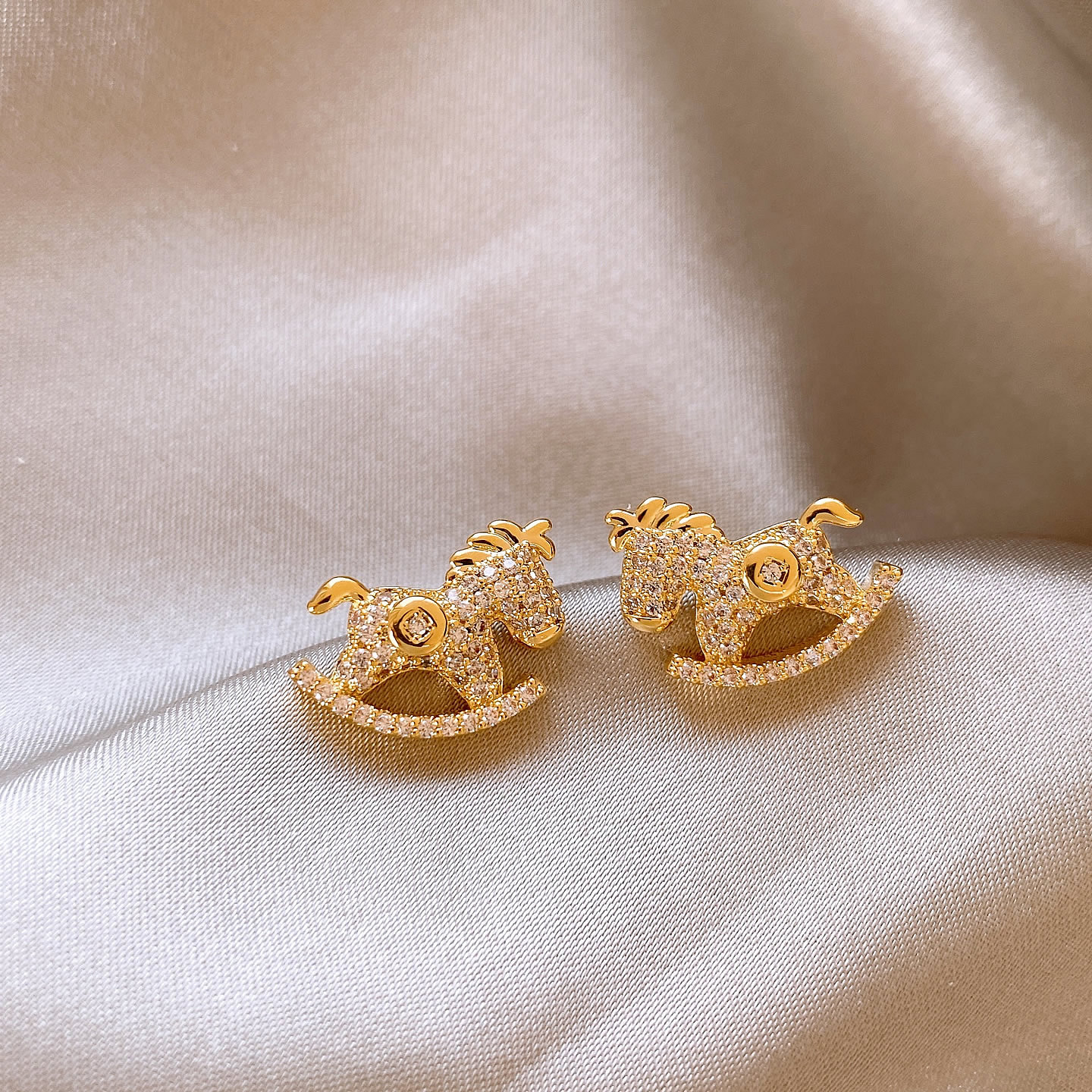 铜合金耳饰 金色木马钱币微镶耳钉女2025爆款高级感耳饰独特耳环 