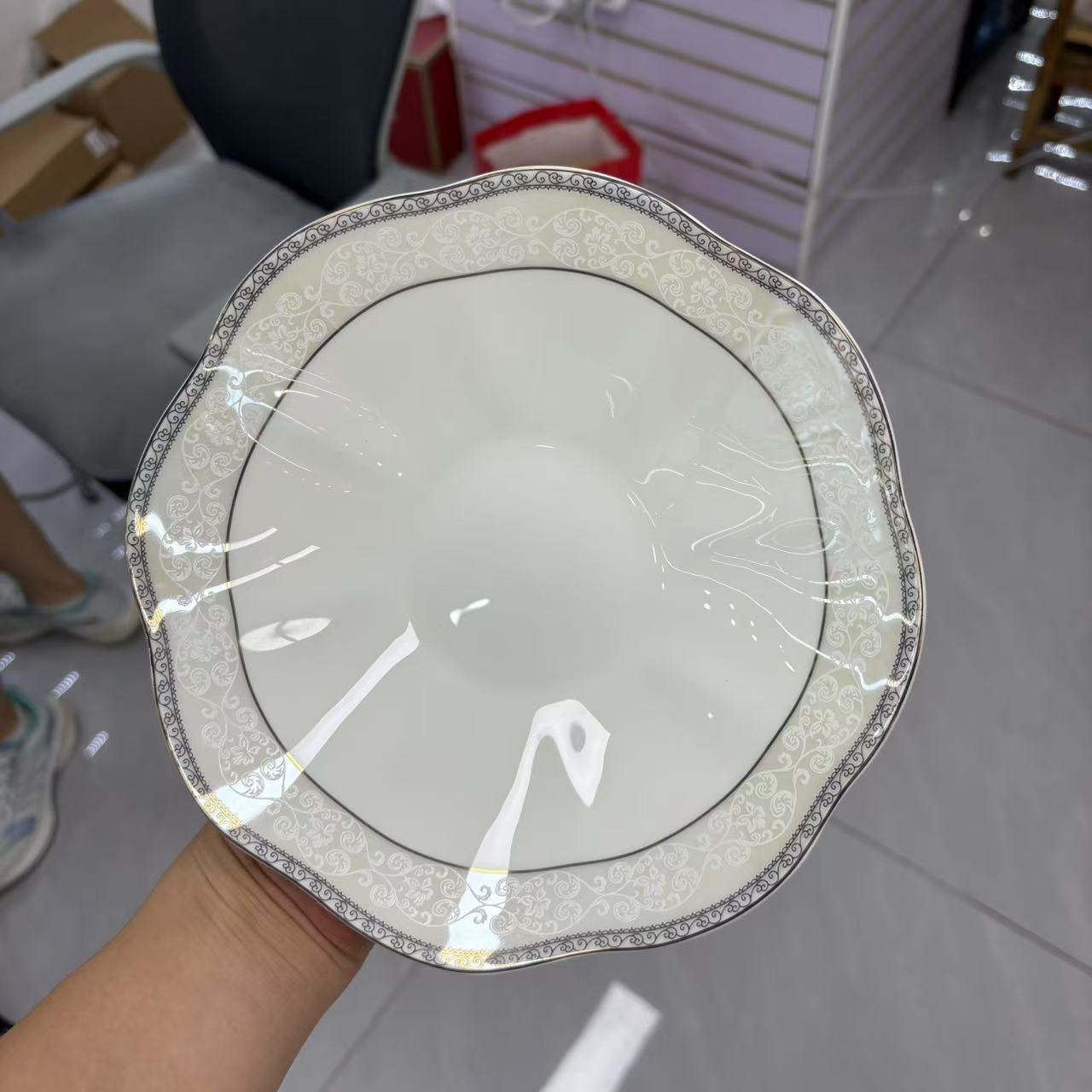 玲珑剔透造型盘高温骨质瓷