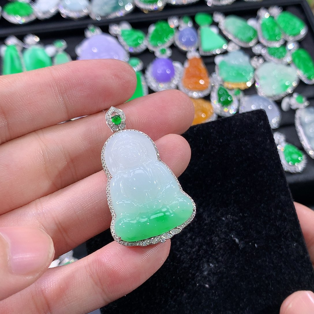 翡翠18K金镶嵌颈饰