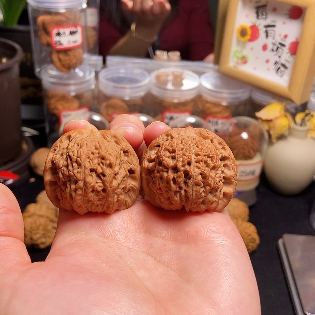 文玩核桃吊坠42血麒麟