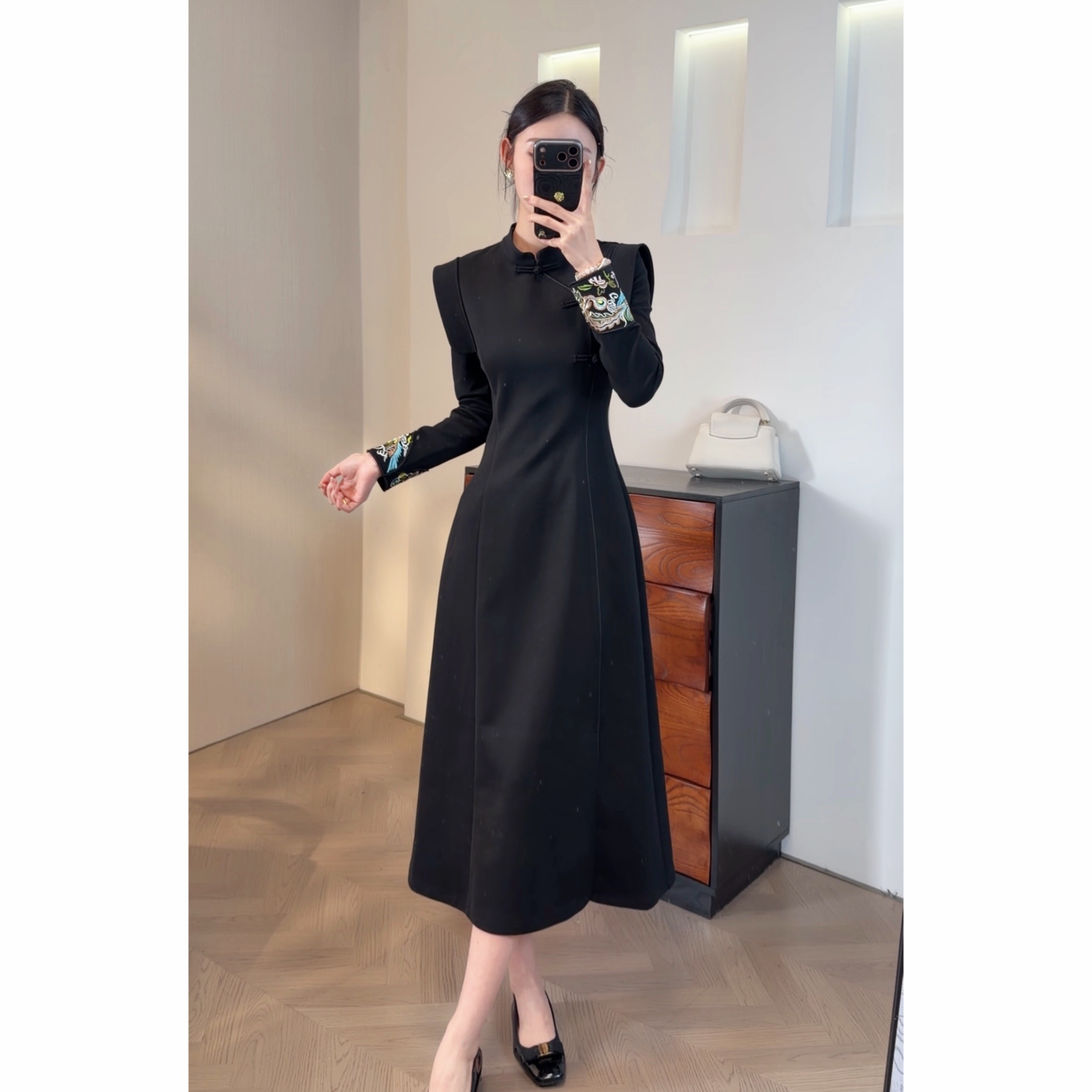 2025年冬季新款刺绣新中式国风复古连衣裙C086