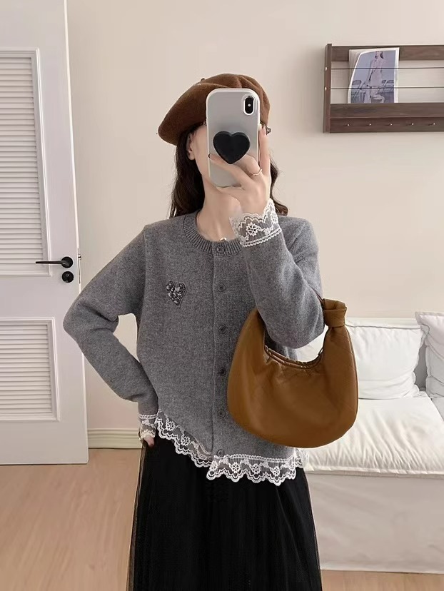 特大码女装秋季新款韩系洋气针织开衫爱心图案宽松遮肉上衣