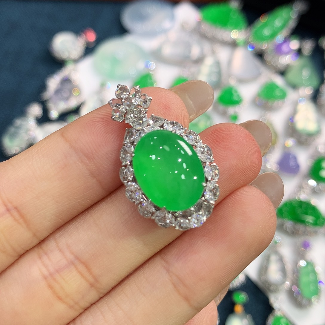 翡翠18K金镶嵌颈饰