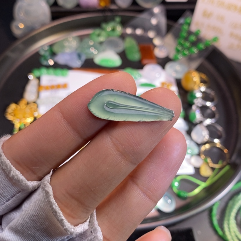 【闪购商品】翡翠挂件未镶嵌羽毛