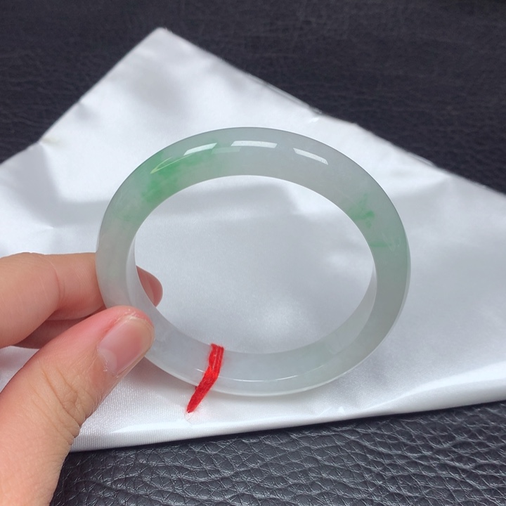 翡翠手镯未镶嵌。